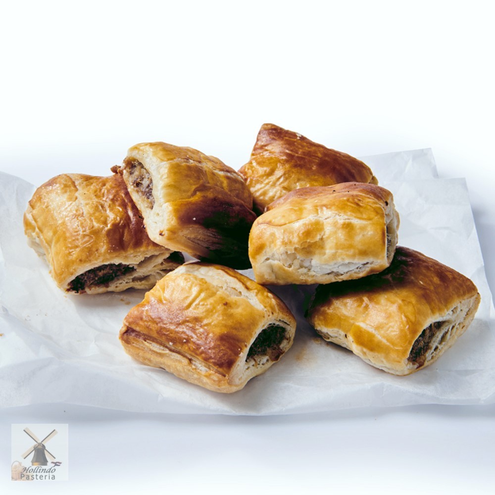 

Dutch Saucijzenbroodjes : Freshly Made Spicy Delicious Minced Beef Puff Rolls