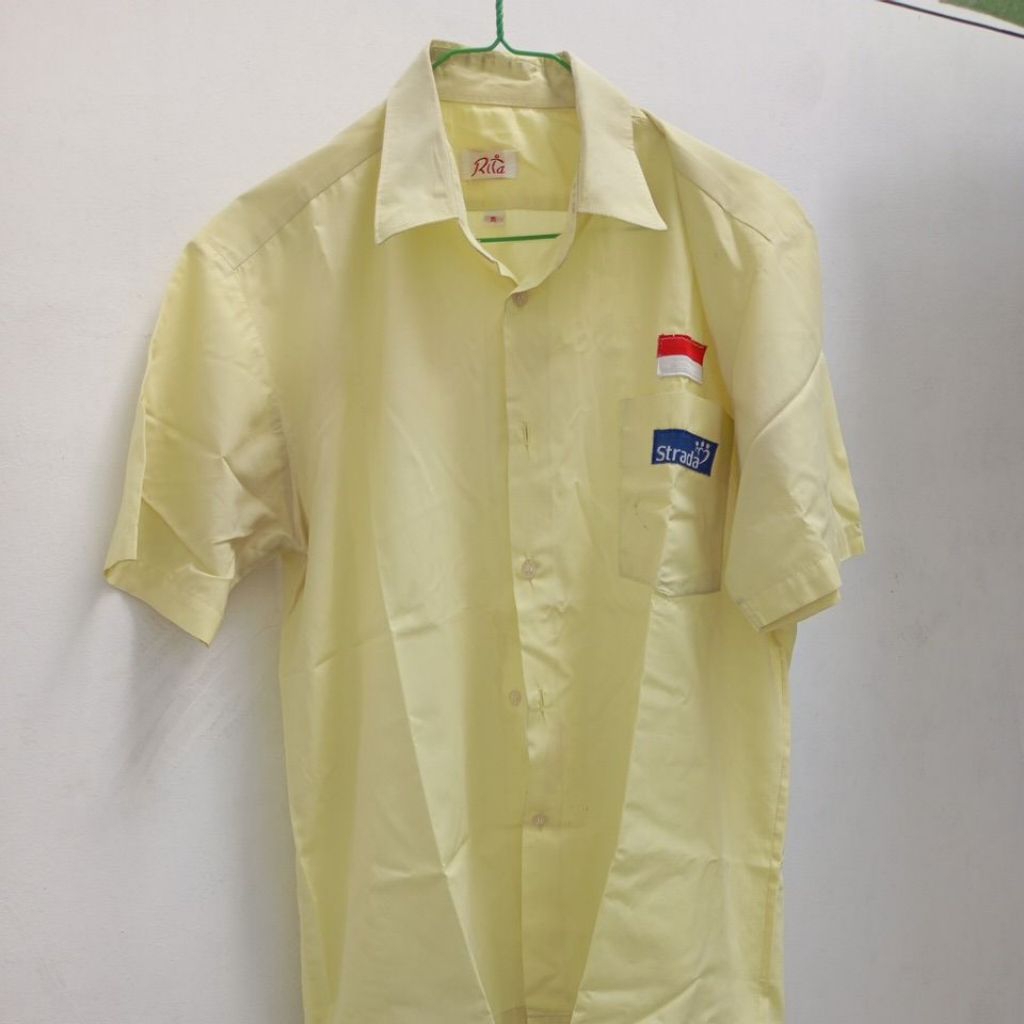 atasan seragam sekolah SMP strada kuning preloved