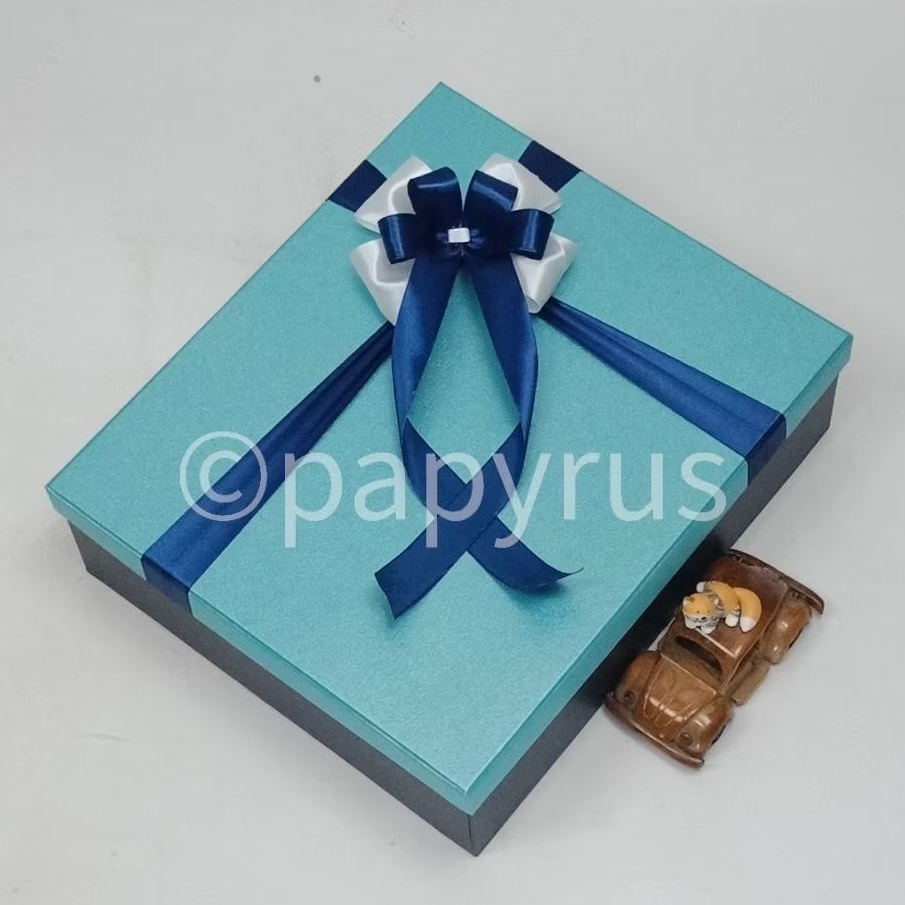 

PAPYRUS Kombinasi 30x35 Tinggi 10cm Kotak Kado Gift Box Hadiah V3