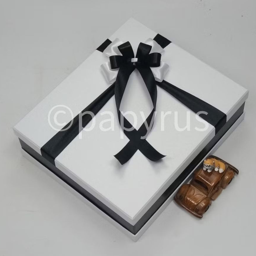 

PAPYRUS Sandwich 30x35 Tinggi 10cm Kotak Kado Gift Box V2