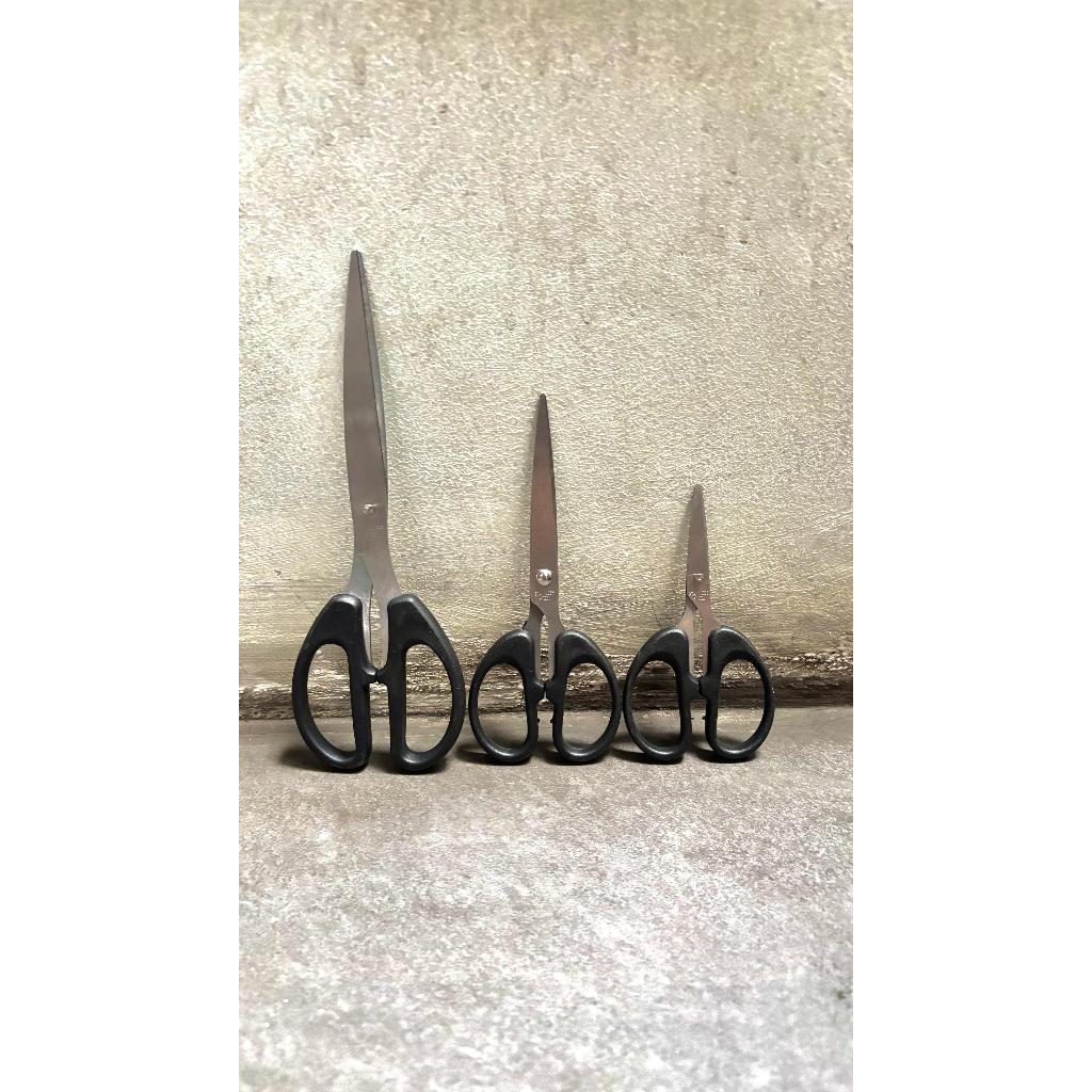 Gunting Kertas Kain Tajam lancip Stainless Steel Ukuran Kecil Medium Sedang Tanggung Besar 12 16 20 cm 4 inch 12CM 6 inch 16CM 8 inch 20CM Baja Tahan Karat Kuat Scissors Multifungsi Gagang Hitam YUKINAWA YK-150 TK-170 YK-190 Soft Grip Gunting Kantor ATK