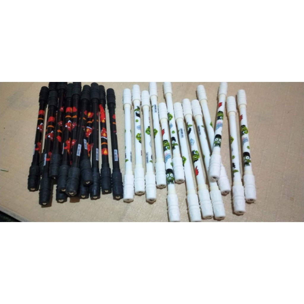 

pulpen karakter warna putih dan warna hitam