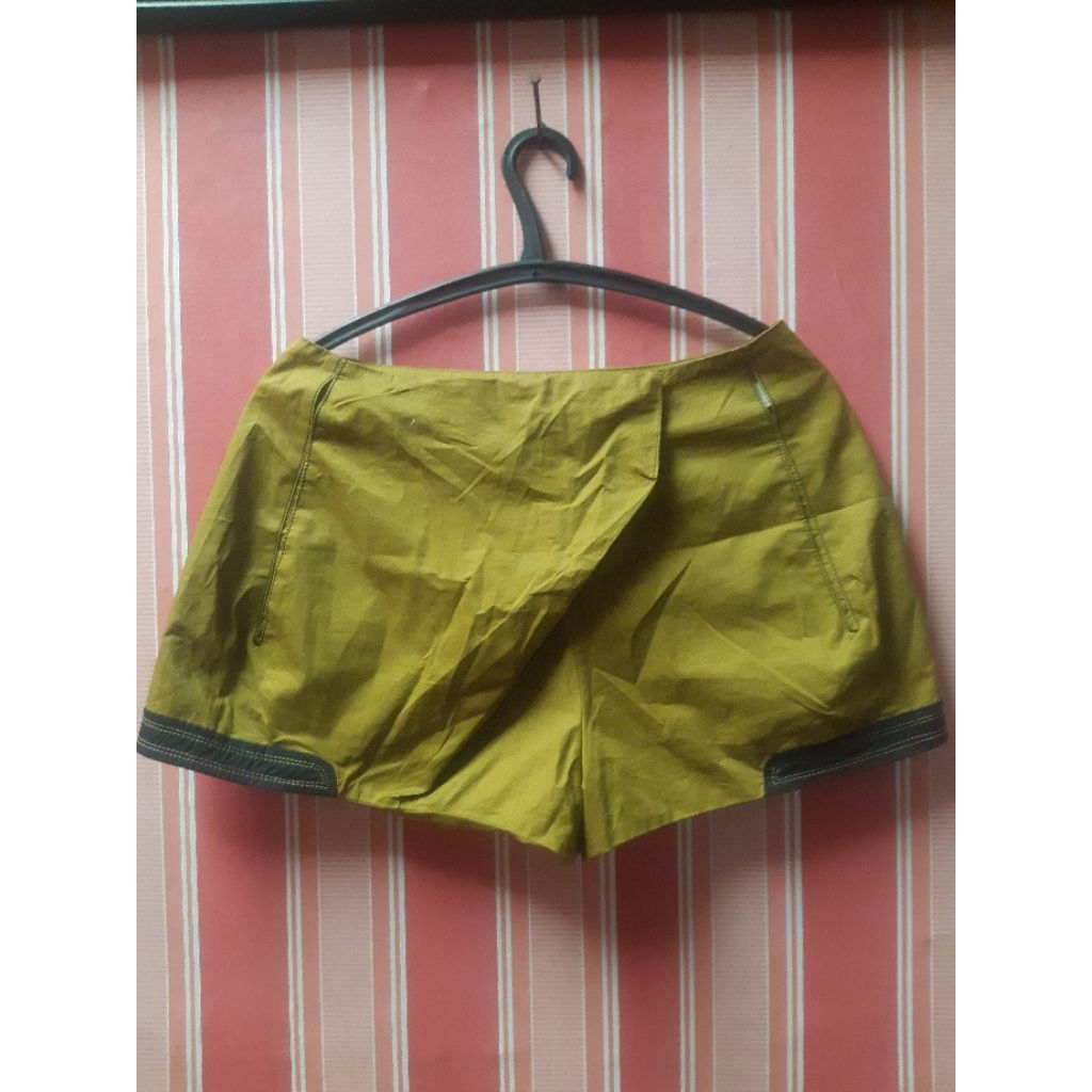 Celana Pendek Hotpants Wanita Bahan Semi Outdor Warna Hijau Bekas Second Preloved