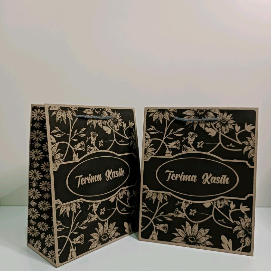 

Paperbag Tas Jinjing Snak Isi 12 Pcs Motif Batik Terima Kasih Hitam Bingkisan Tas Kertas Souvenir