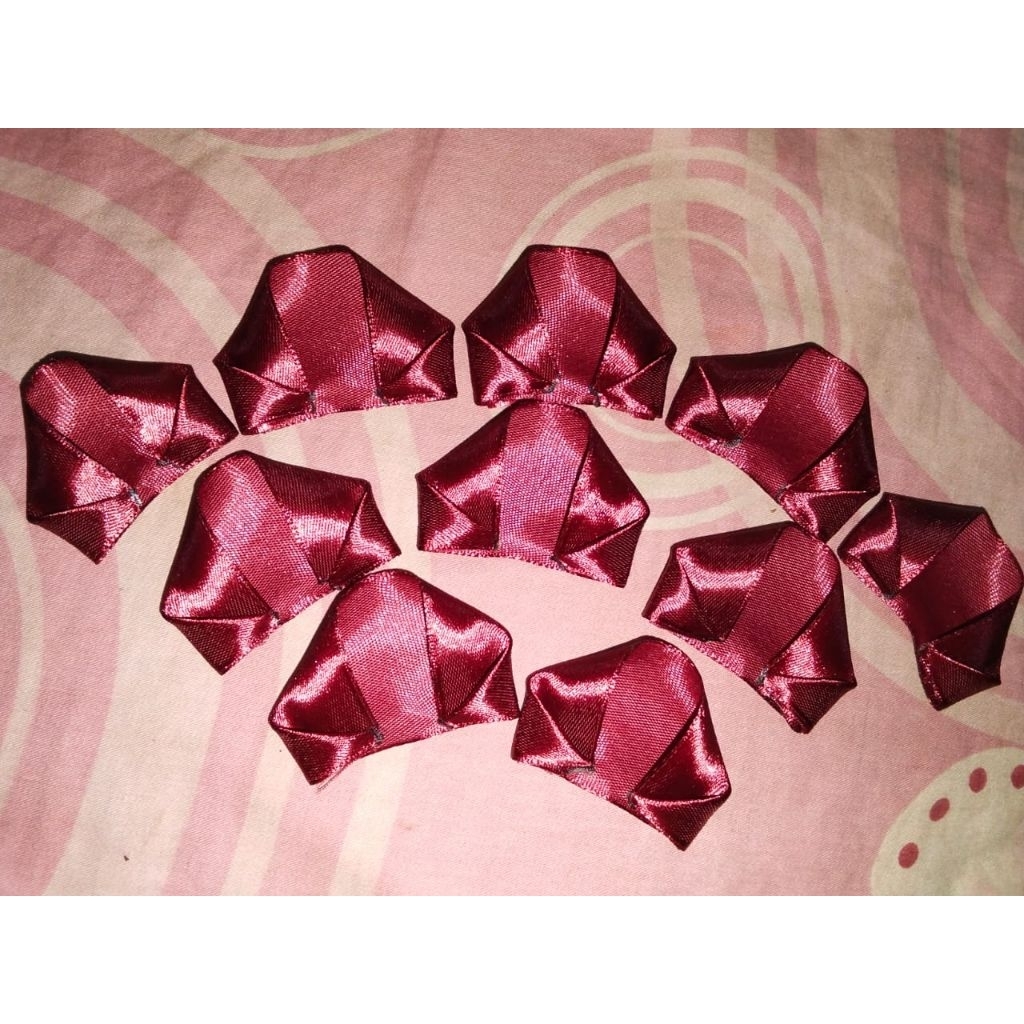 

kelopak bunga pita satin maroon 4 cm (belum di rangkai) isi 50 pcs