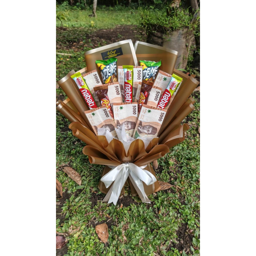 

Buket wisuda/ buket perpisahan/Buket uang/buket uang 8 lembar mix snack/buket bunga buket Cellophane