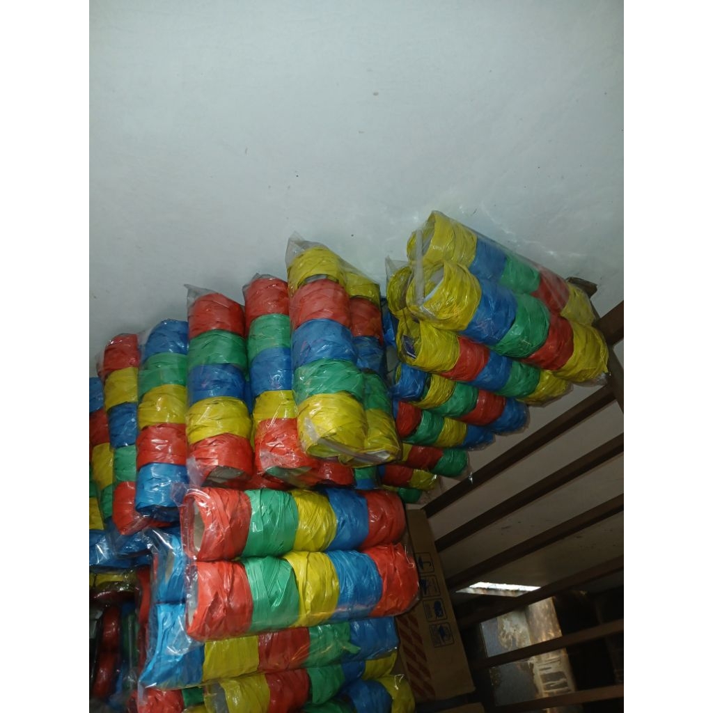 

Tali Rafia 1pack isi 10 roll 3 pack isi 30 roll 5pack isi 50 roll tali pengikat dari bahan plastik