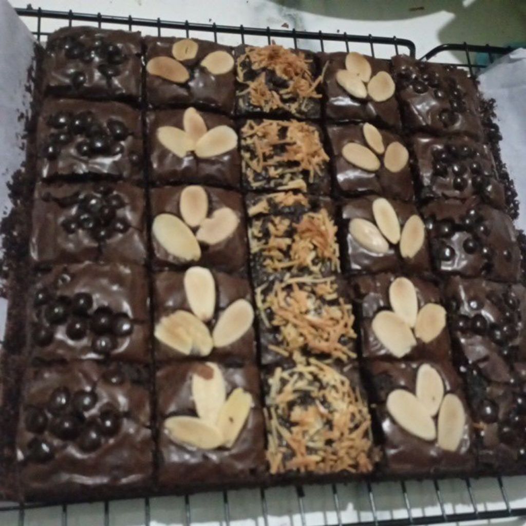 

Bronis sekat fudge costum kata kata/ucapan 25pc 20x20 |Dapoerrima_cake|Bisa kirim luar kota