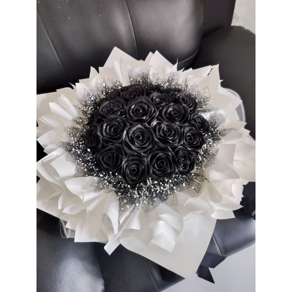 Round bouquet mawar hitam glitter