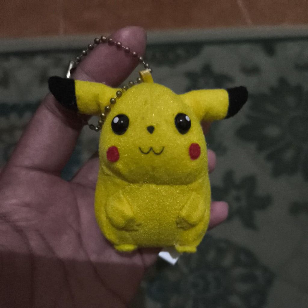 Boneka Pikachu Tomy