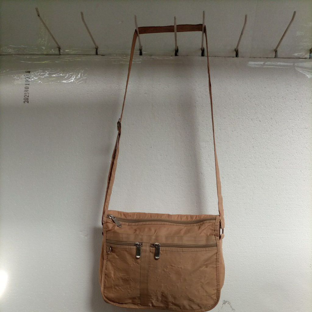 

Brown sling bag-alas-11x28,5cm-tinggi-24cm-preloved