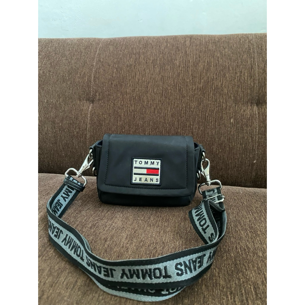 preloved tommy slingbag