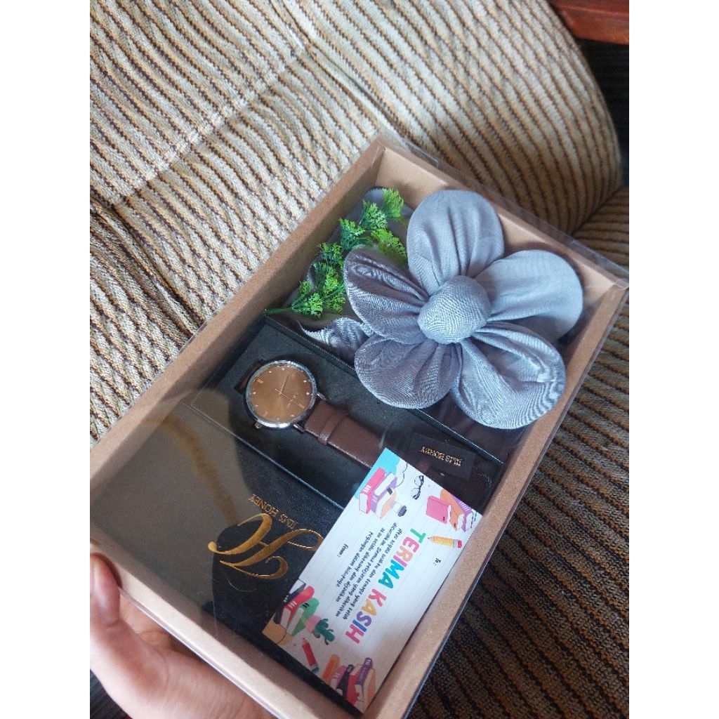 

Gift box kado wanita premium / bucket hijab kado guru / kado wisuda