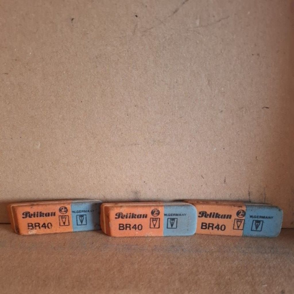 

(pcs) penghapus pen/ setip pen pelikan BR 40 BESAR MERAH BIRU ORIGINAL Note: dibagian setip ada noda .tapi msh bisa dipakai dengan baik