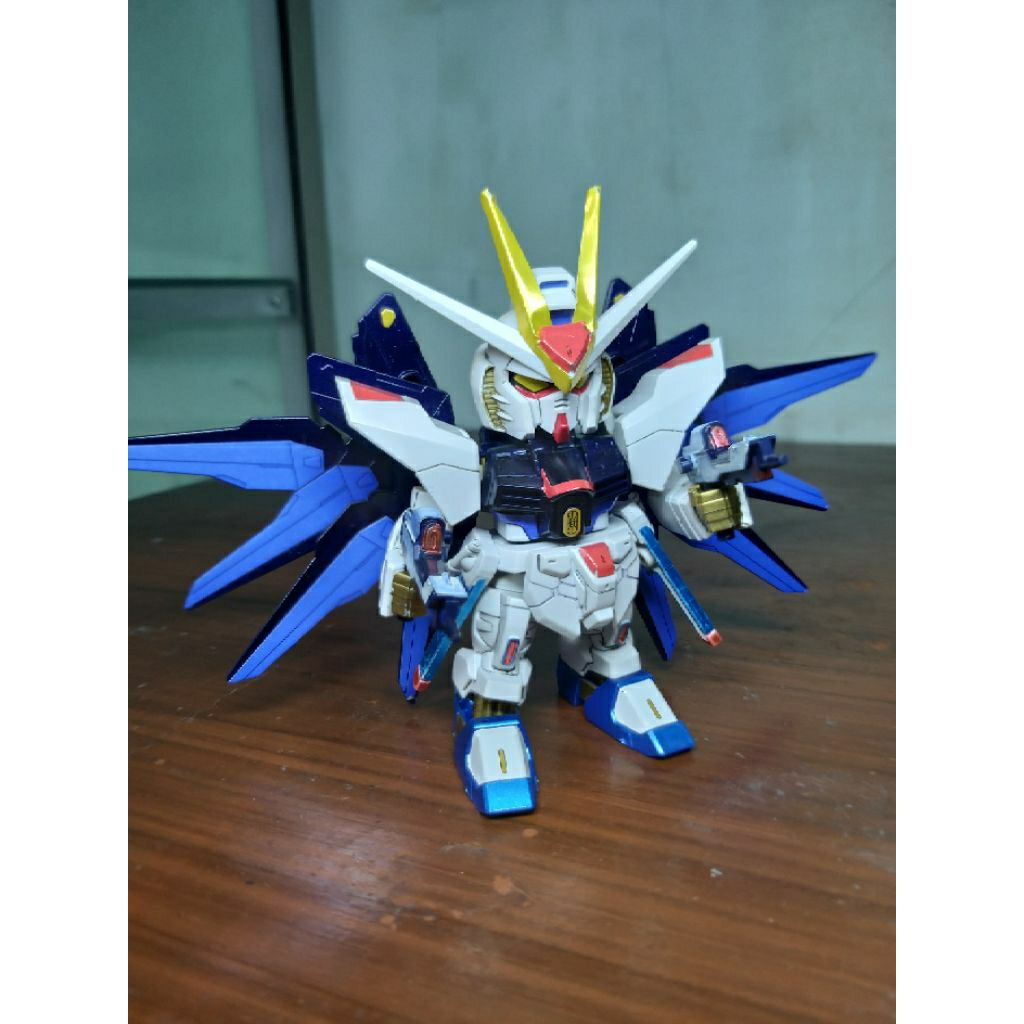 SD strike freedom Gundam bandai