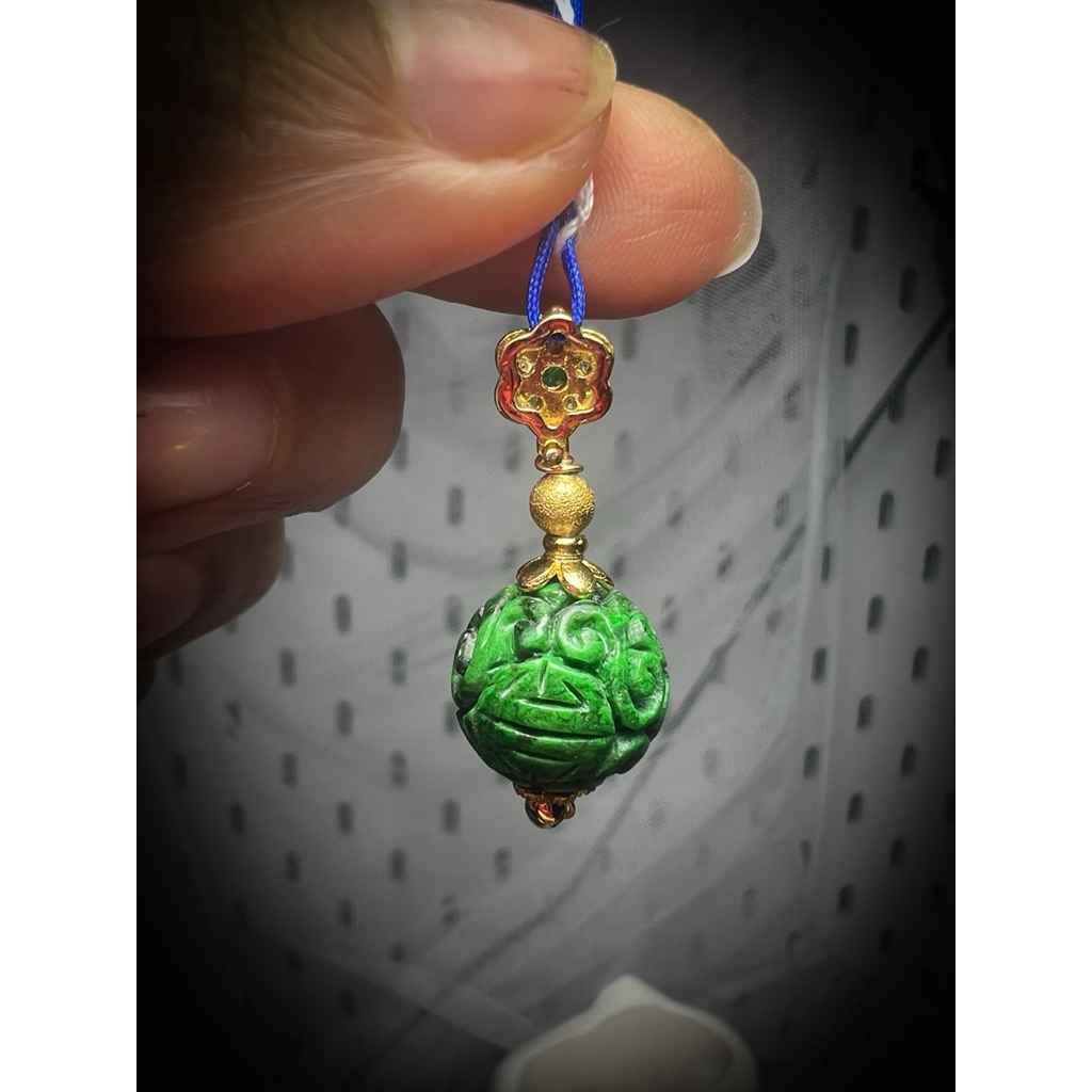 Liontin Giok Burma Ukiran Etnik dengan Aksen Emas