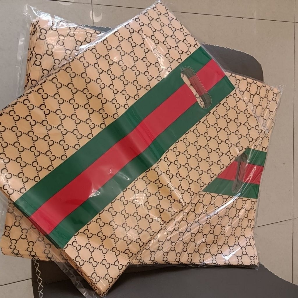 

KANTONG PLASTIK PREMIUM P5 UKURAN 30X40 1PACK ISI 50PCS