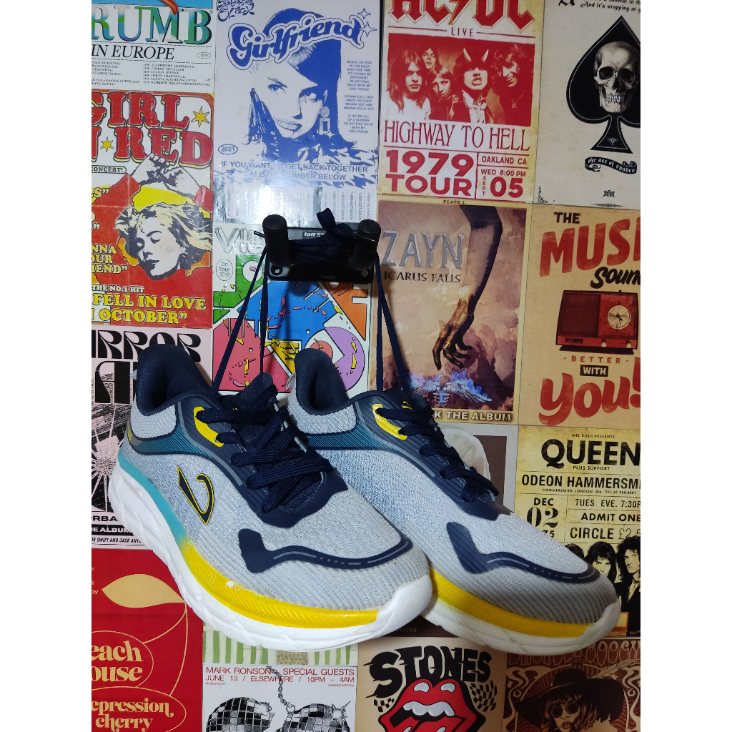 SEPATU RUNNING MERK CARVIL