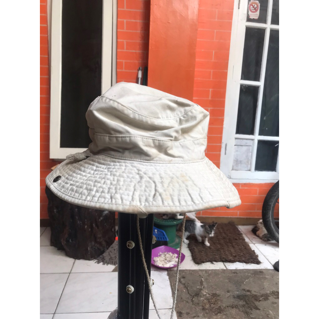 Topi rimba thrifting tanpa merek