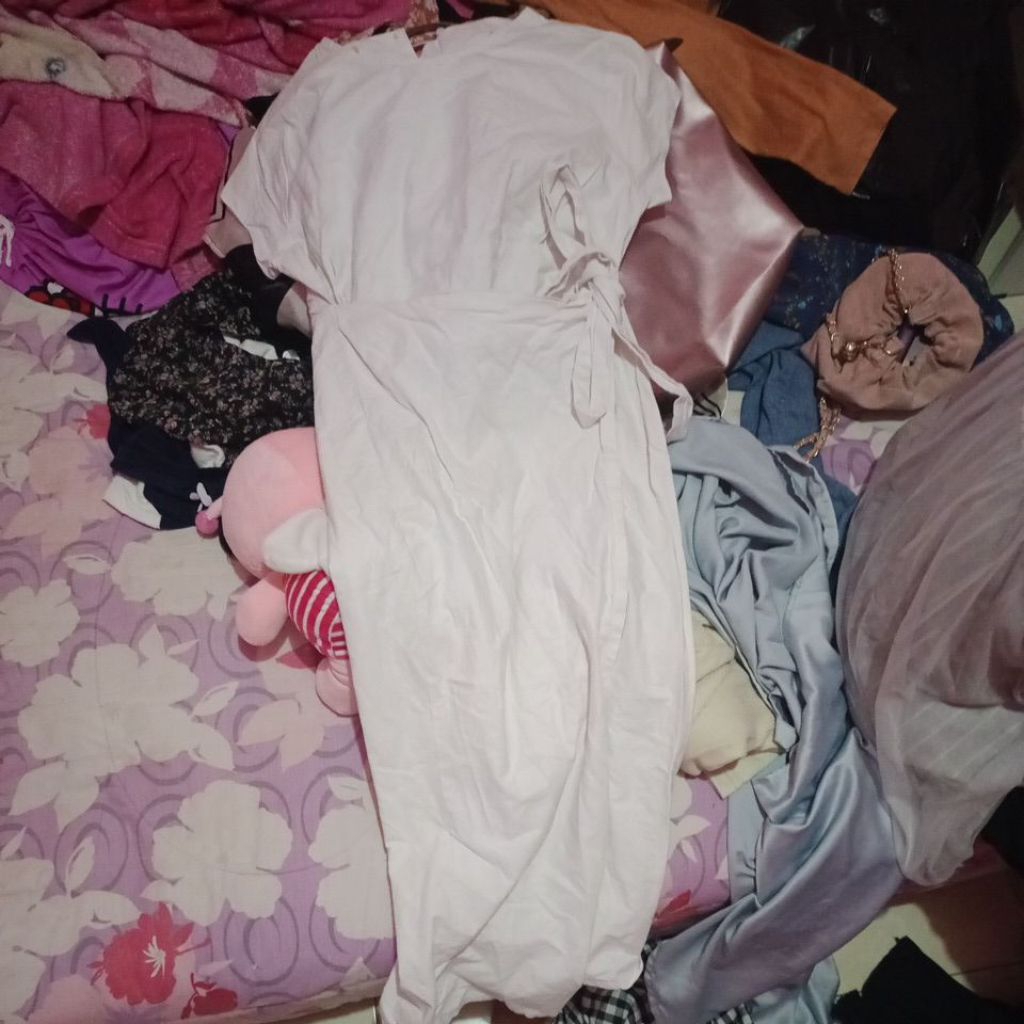 dress putih lengan pendek