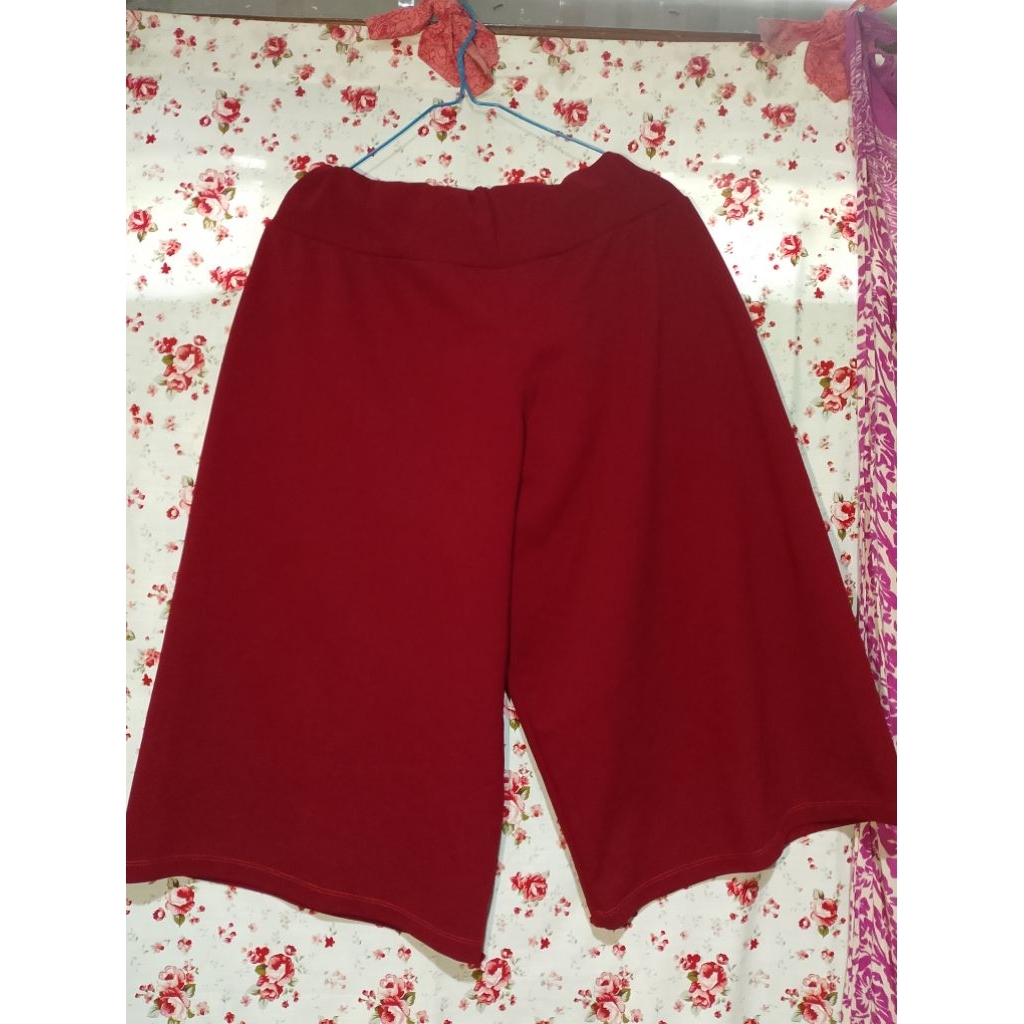 Celana kulot pendek warna merah