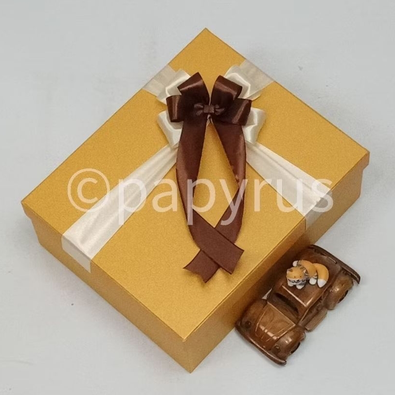 

PAPYRUS 22,5x27,5 Tinggi 10cm Kotak Kado Gift Box V1