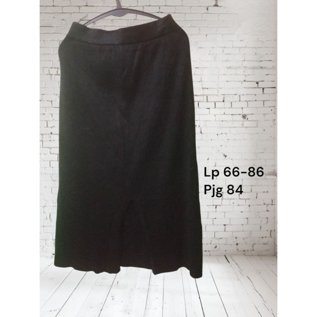 Rok rajut lidi span lidi merk GU