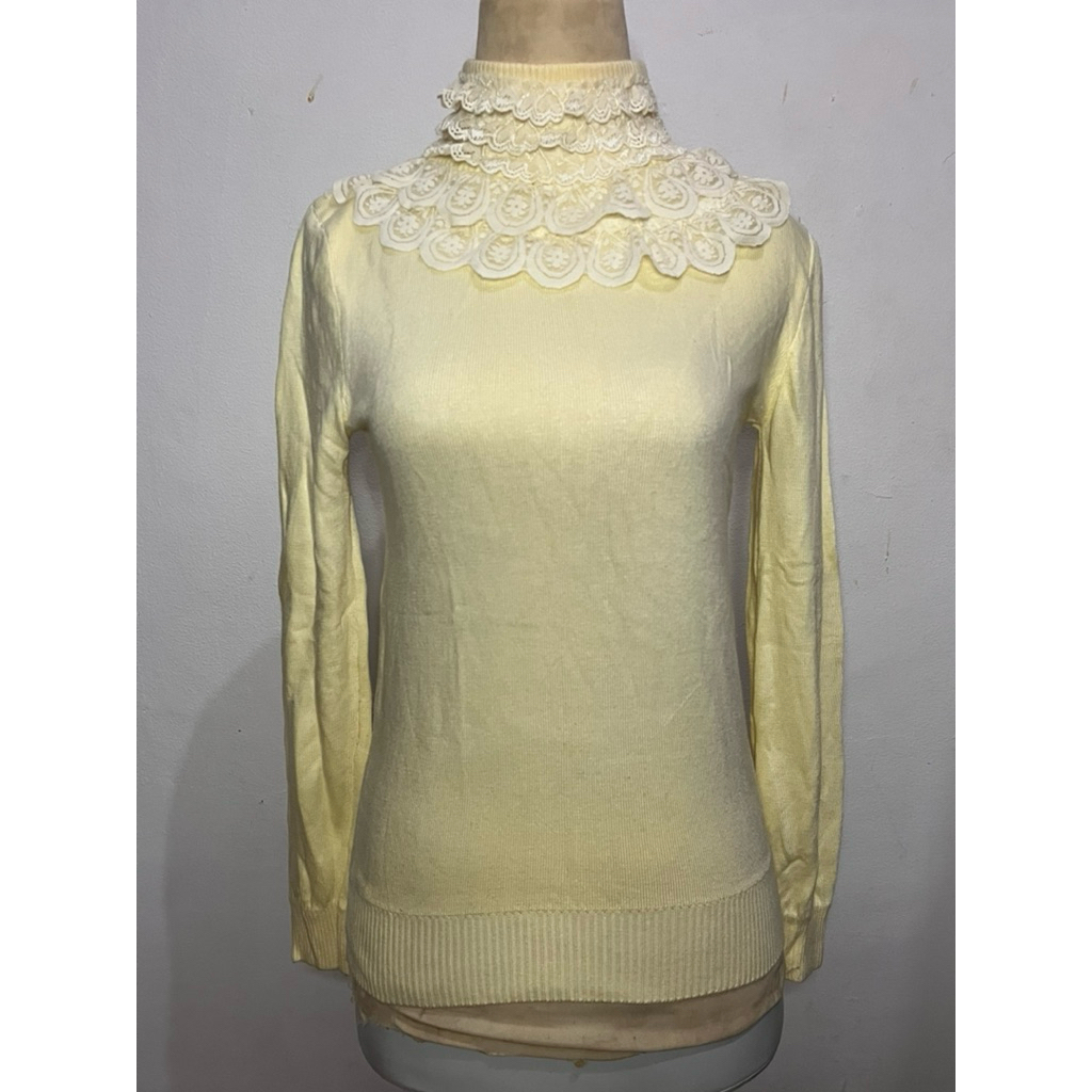 sweater kuning renda