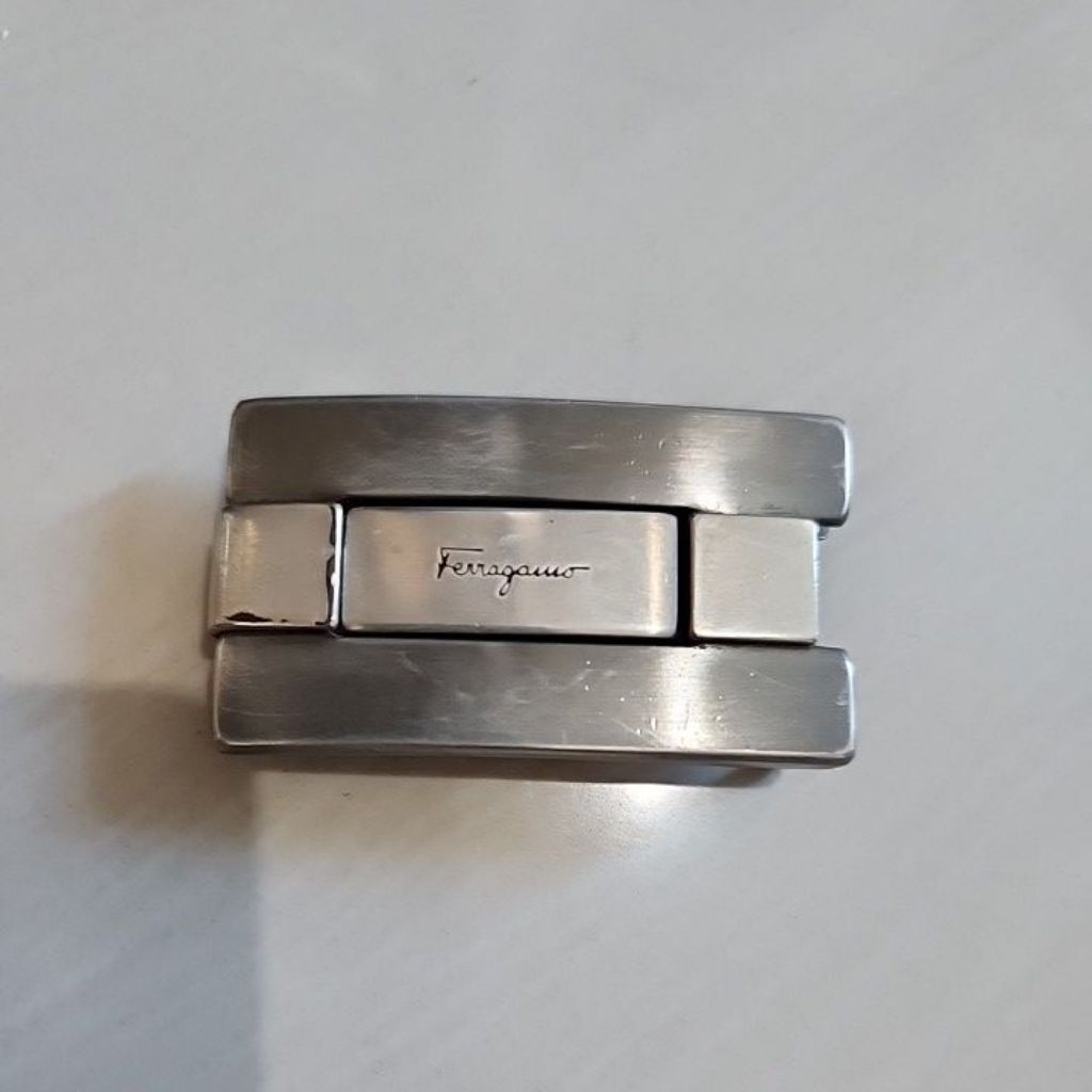 Gesper kepala sabuk ferragamo