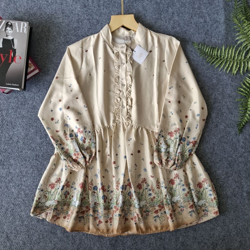 Tunik Blouse Wanita Motif Bunga – Model Ruffle Lengan Panjang