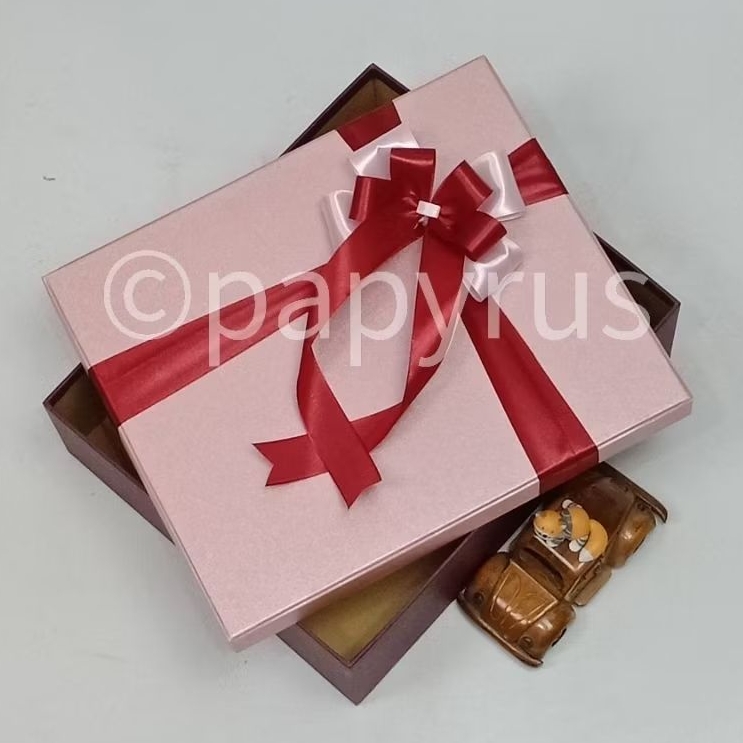 

PAPYRUS Kombinasi 25x30 Tinggi 5cm Kotak Kado Gift Box Hadiah V3