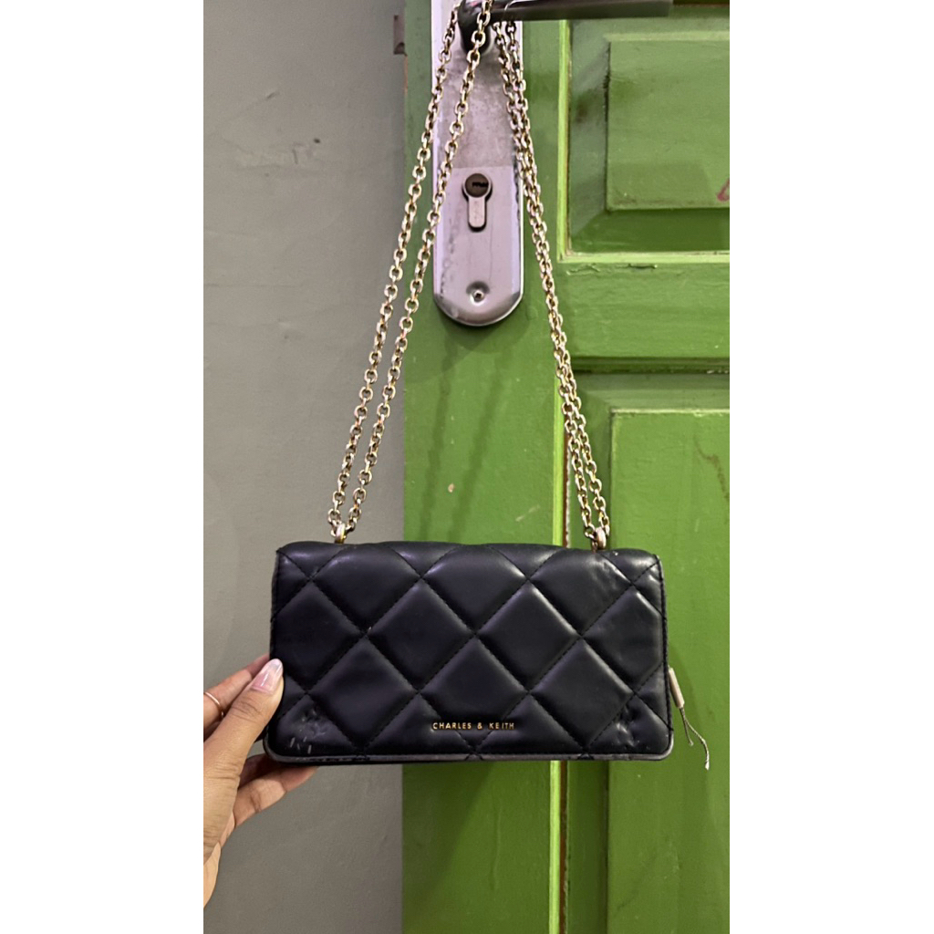 tas slempang charles n keith warma hitam