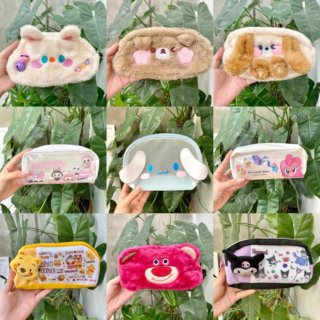 

Tempat Pensil Serbaguna Bulu Halus Perlengkapan Alat Sekolah Kantor Kuliah Dewasa Anak Karakter Lotso Montesr inc Buzz Alien Capybara Lucu Unik Hadiah Gift