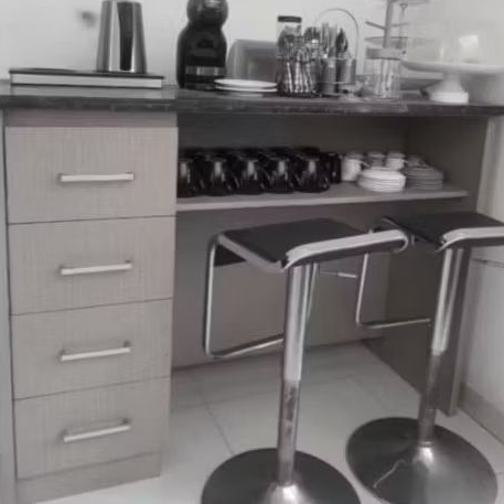 One Kitchen Set Eksklusif Meja Bar Minimalis Black Granite dan 2 Kursi Hidrolik Bartender INFORMA be