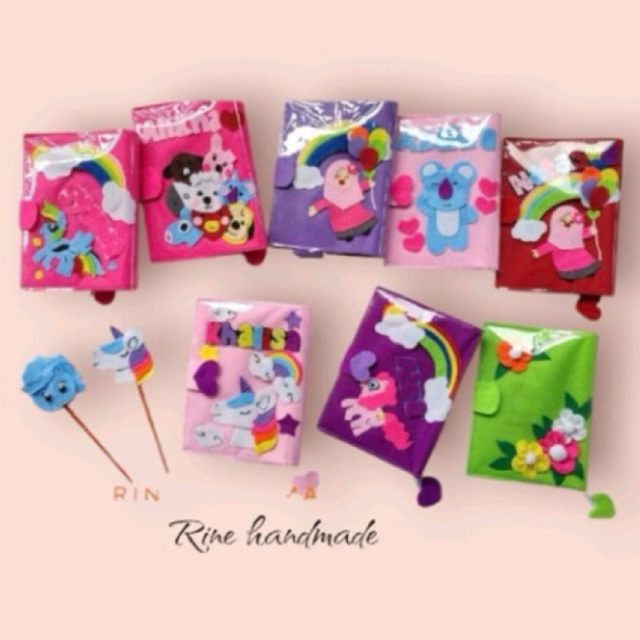 

sampul iqro ukuran besar 15x21cm dan ukuran kecil 11x15cm bahan flanel dilapisi mika kaku sudah free kalam ngaji bisa custom nama maksimal 8 huruf untuk warna random atau sesuai stok yang tersedia produksi by Rine handmade