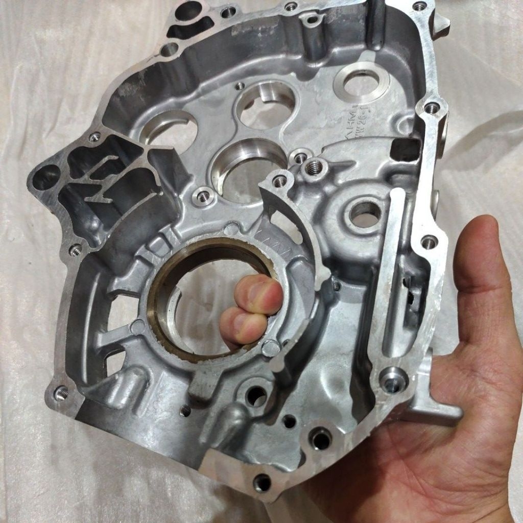 Crank Case Kanan Bagian Oli Revo absolute/Fi 11101-KWW-740 Original AHM