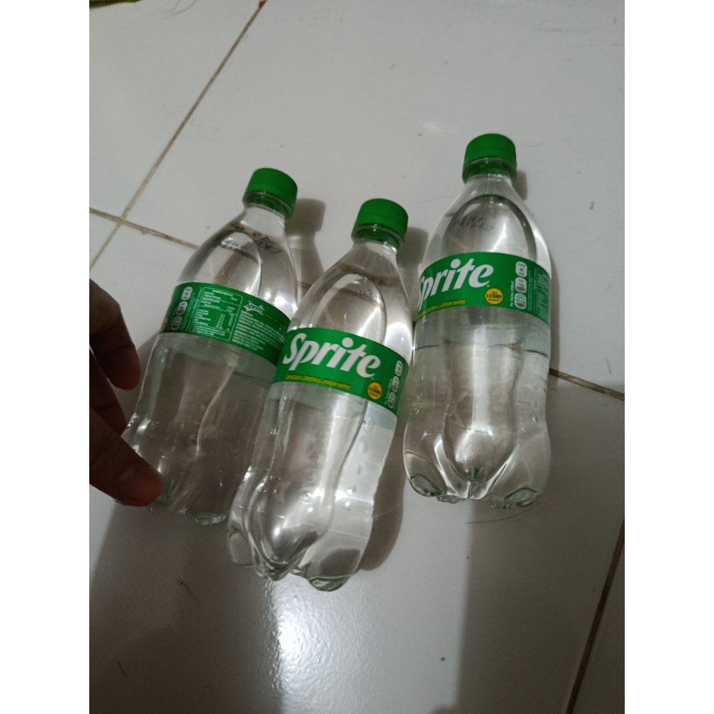 

Minuman bersoda Sprite botol ukuran 250ml