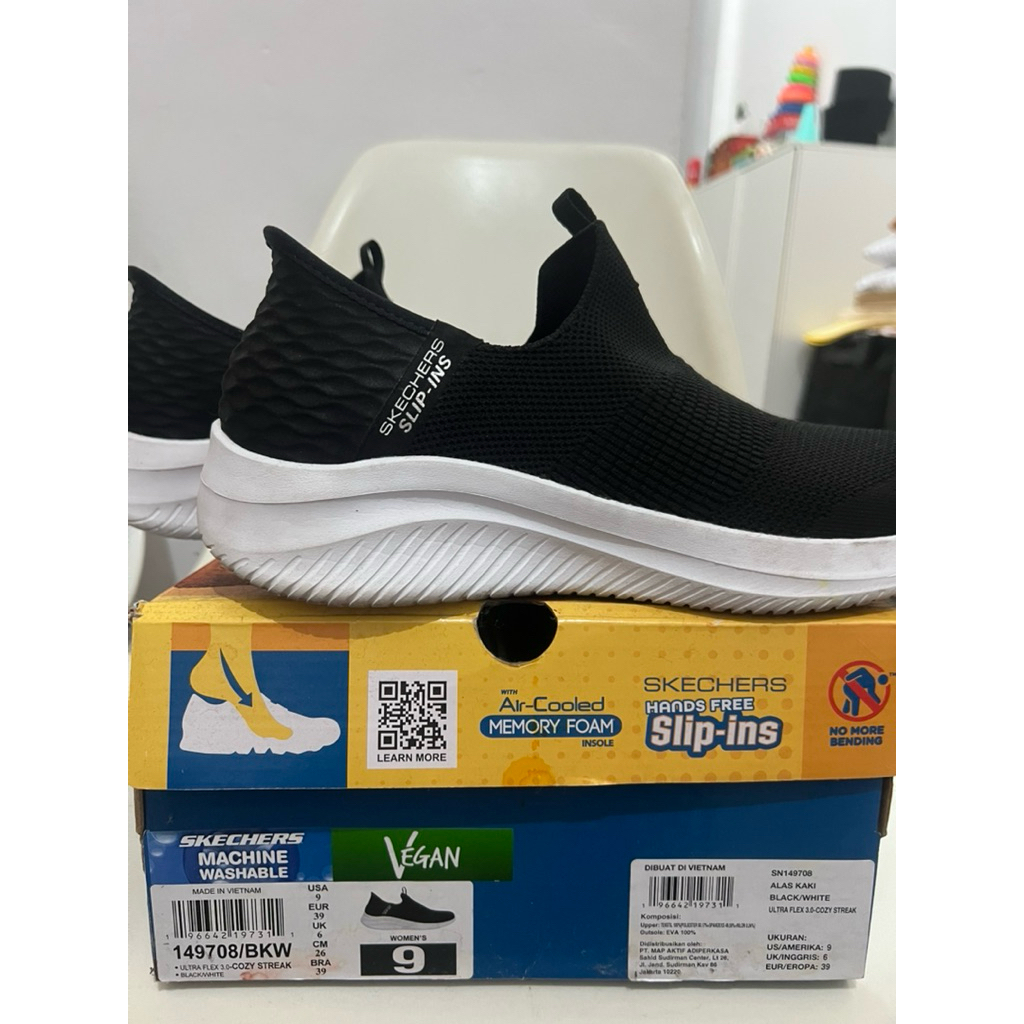 SKECHERS Slip-ins Ultra Flex 3.0 Cozy Streak - Black/White