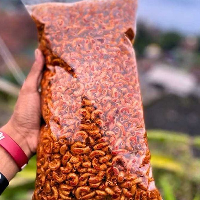 

MAKARONI KRIUK GURIH PEDAS EKSTRA DAUN JERUK 250GR MAKARONI PEDAS DAUN JERUK RASA ENAK