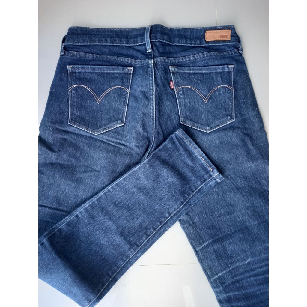 Celana levis wanita