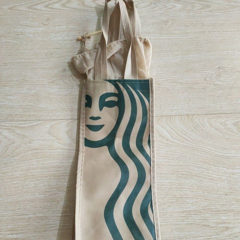 

Tas reusable Starbucks ukuran kecil ( 12x13x29 cm ) cocok untuk membawa satu minuman. Kondisi sangat baik