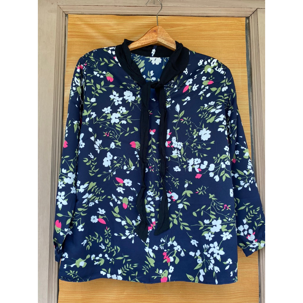 Preloved Blouse Bunga-Bunga