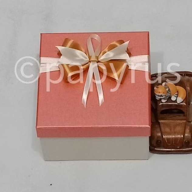 

PAPYRUS Kombinasi 15x15 Tinggi 10cm Kotak Kado Gift Box V3