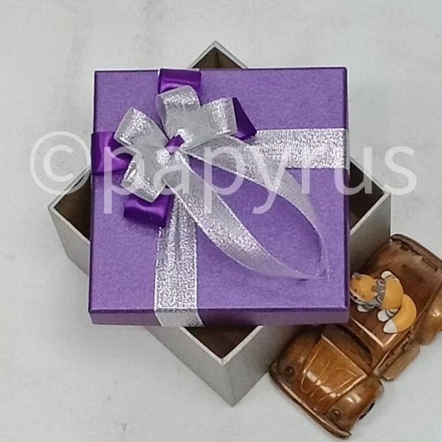 

PAPYRUS Kombinasi 15x15 Tinggi 5cm Kotak Kado Gift Box Hadiah V1