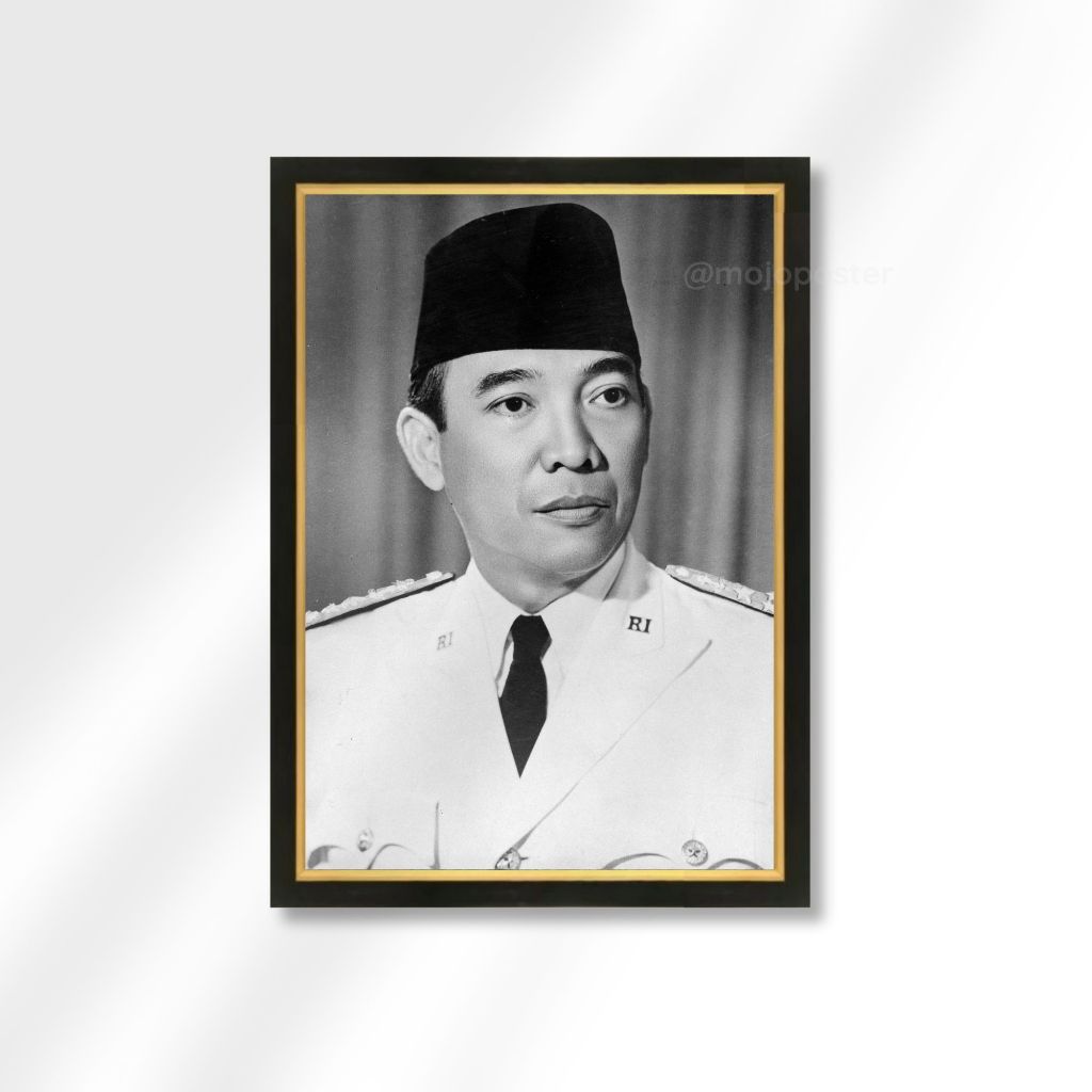 Cetak Poster Gambar Ir. Soekarno Plus Bingkai Kayu Klasik Elegan
