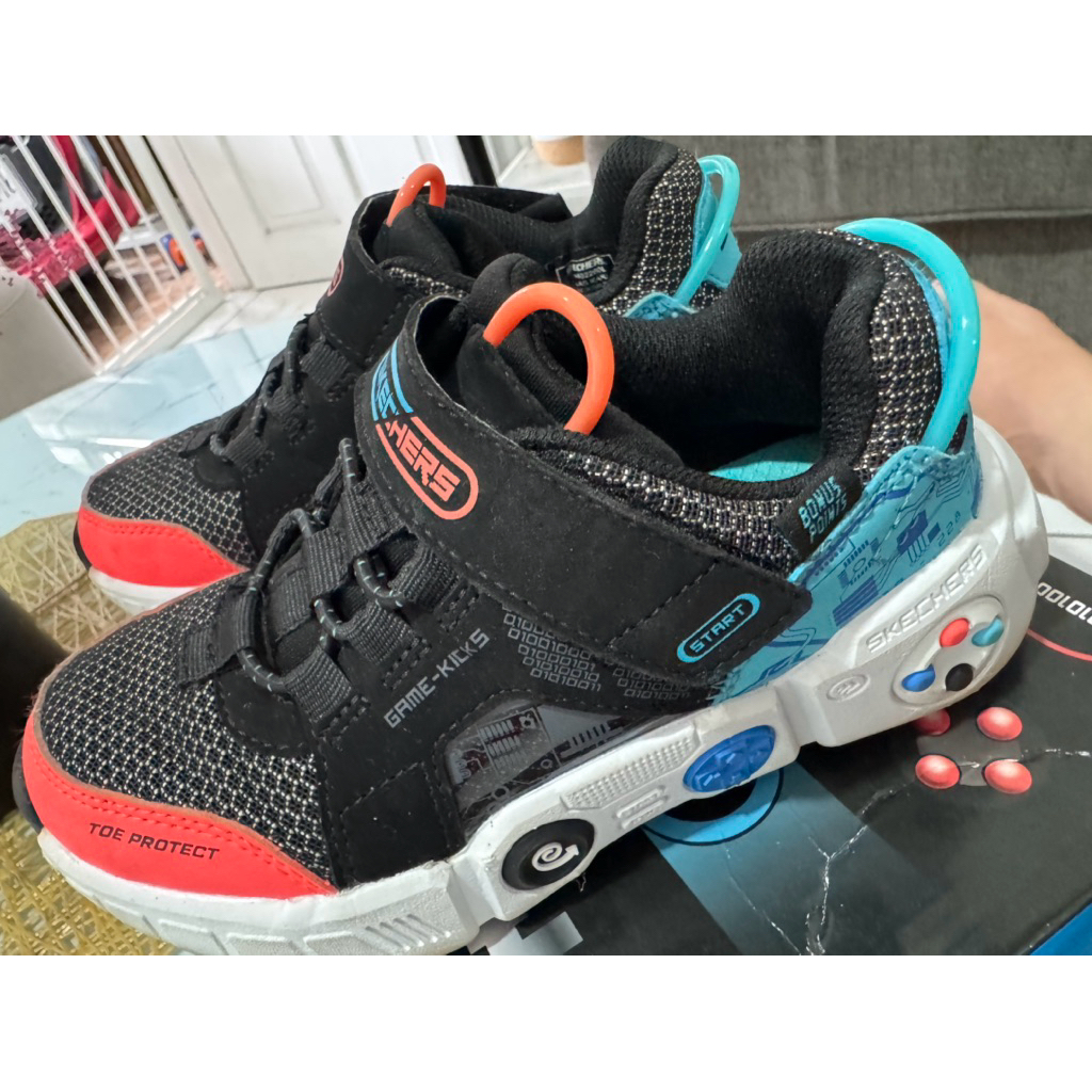 Sepatu Skechers Anak Laki-Laki Preloved Size 30