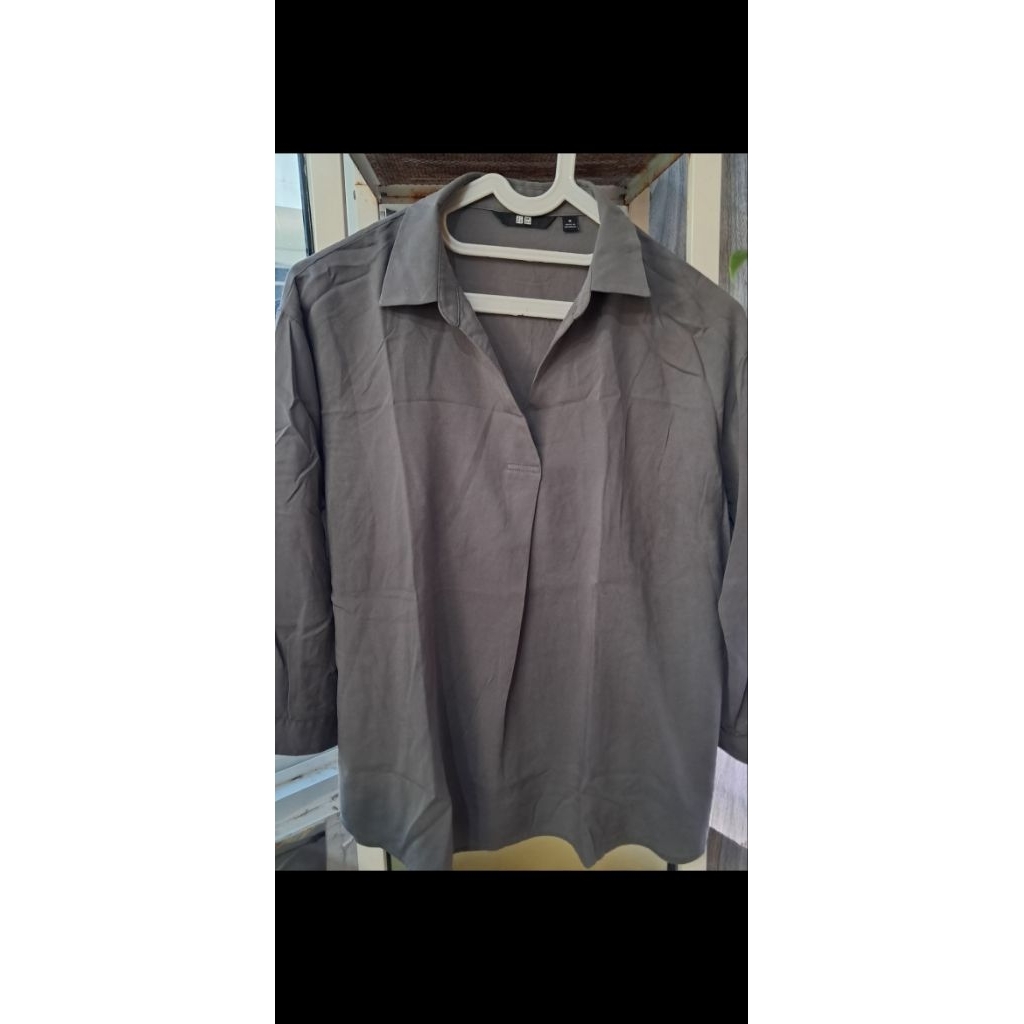 PL Pribadi atasan Uniqlo kerah wanita