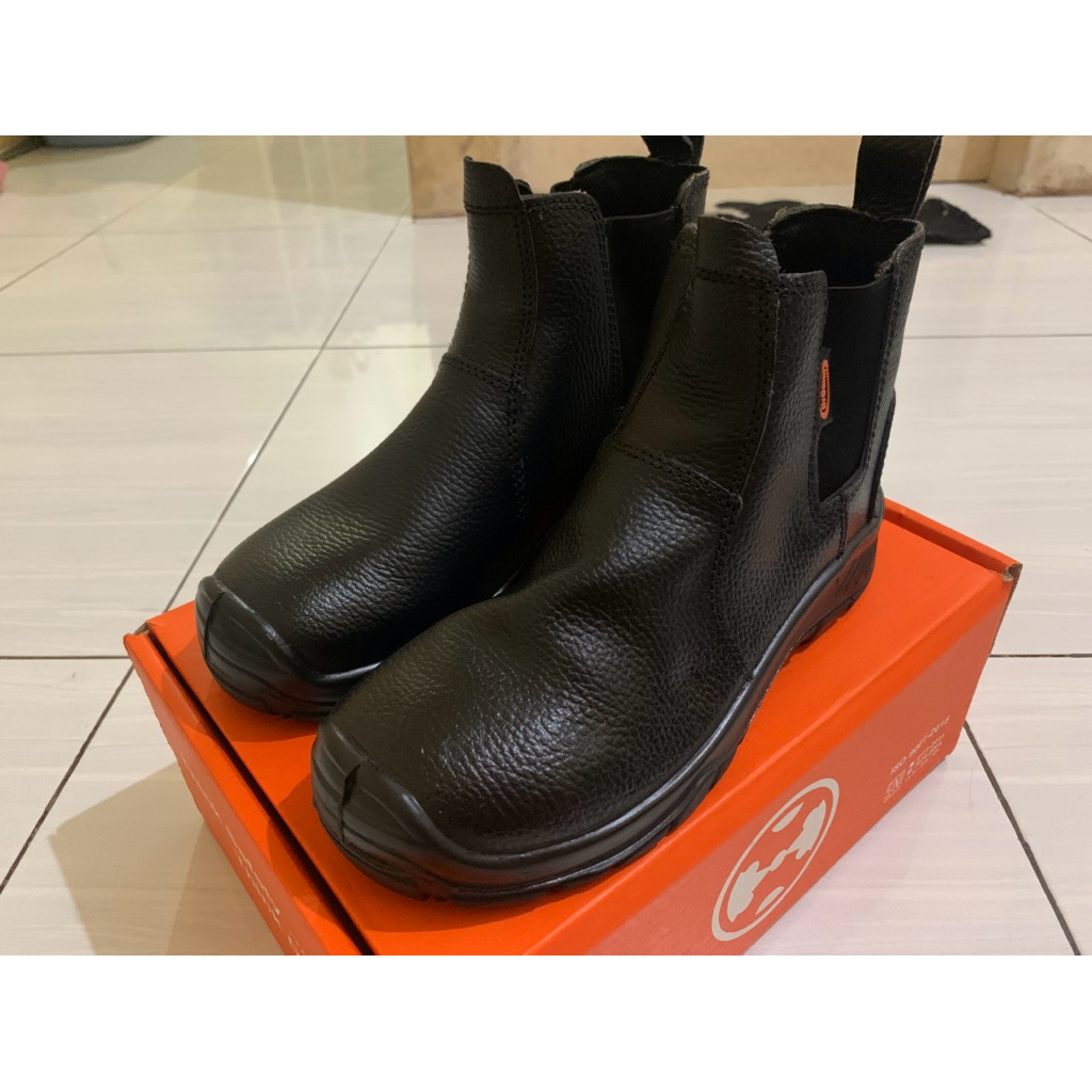 Sepatu safety Dr. osha
