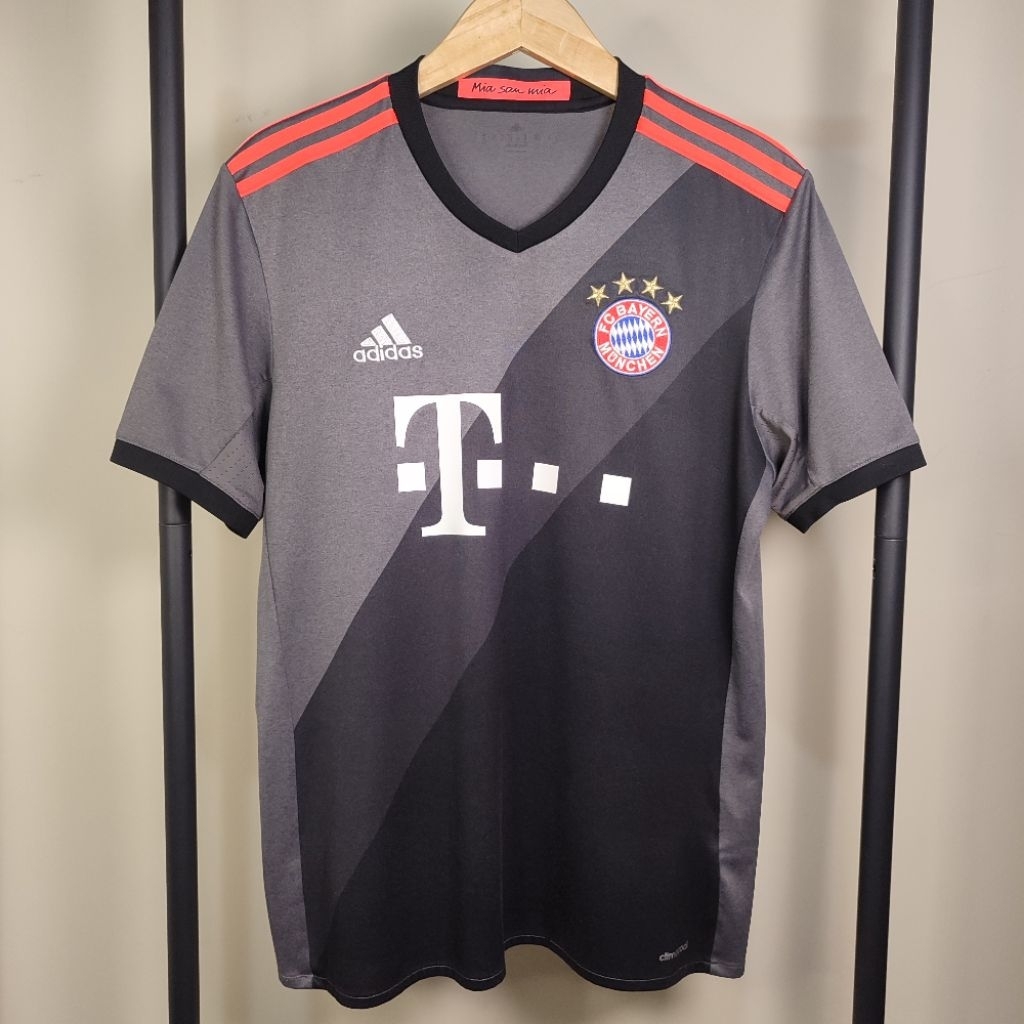 FC Bayern  2016/17 Away