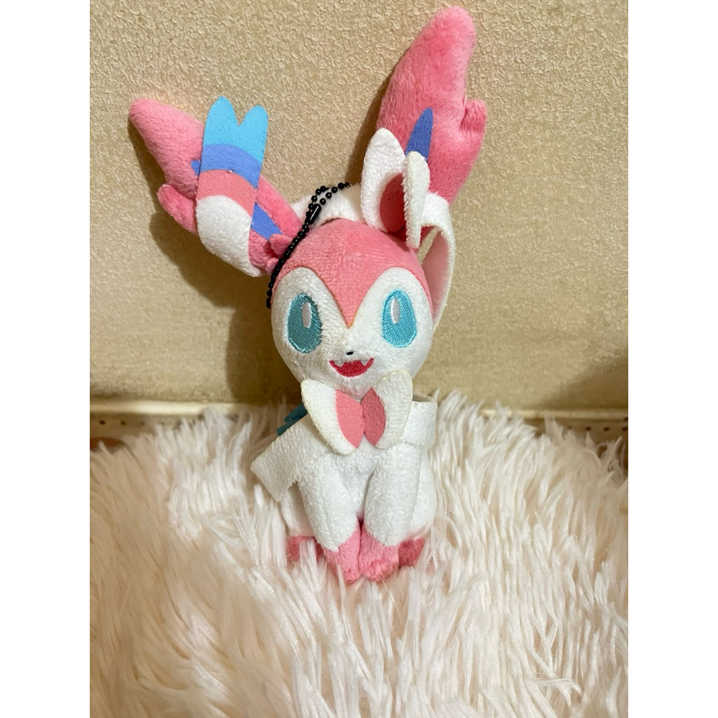 sylveon gantungan kunci brand banpresto merah putih